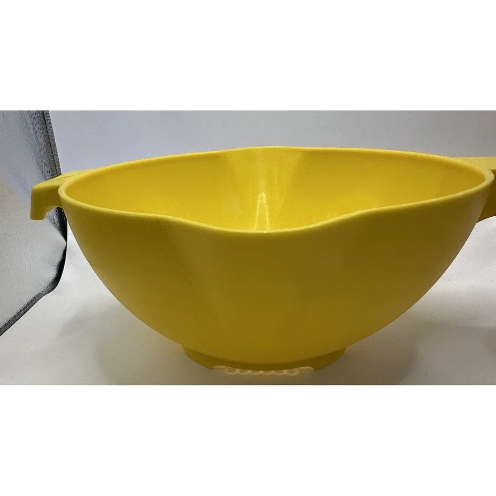 Tupperware Strainer Colander Large 2 Quart Size Yellow EUC Kitchen Utensil